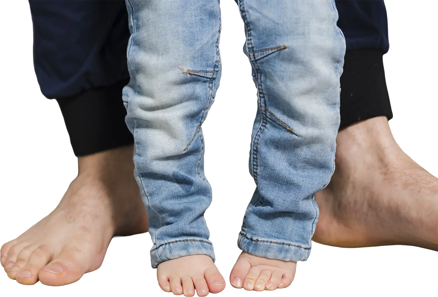 Primer plano de pies infantiles para revisión de crecimiento.